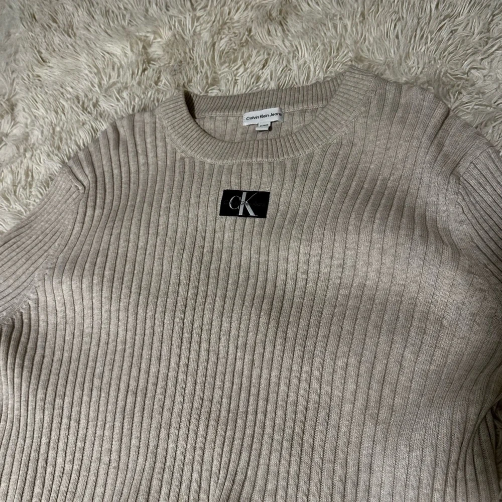 Calvin Klein Beige Ribbed Cropped Long Sleeve Top Sweater - Picture 4 of 8